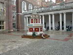 London  Schloß Hampton Court Zweiter Innenhof mit Uhrturm und Springbrunnen (GB).